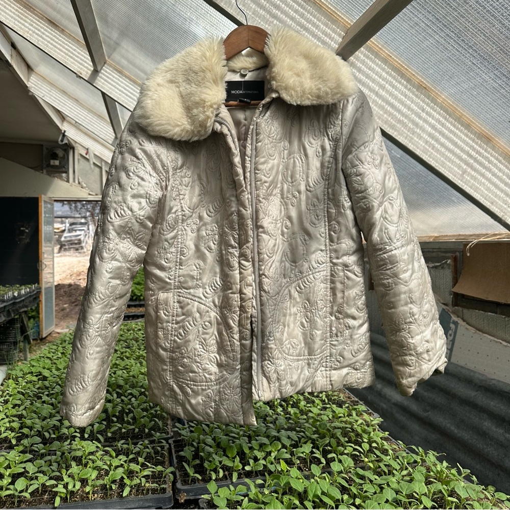 Chic Women's Silver Jacket with Faux Fur Collar